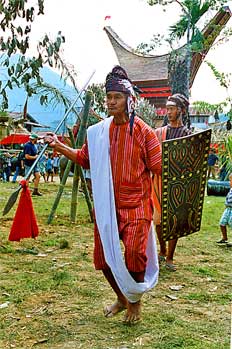 Ropas y armas tradicionales Torajas, Sulawesi, Indonesia