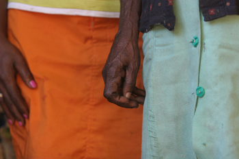 Detalle de manos de dos mujeres de Quilombo, Sao Paulo, Brasil