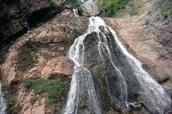 Aficionados al barranquismo en una cascada
