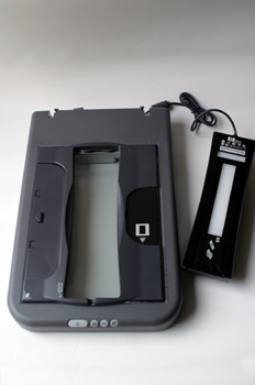 Escáner con adaptador de materiales traslúcidos
