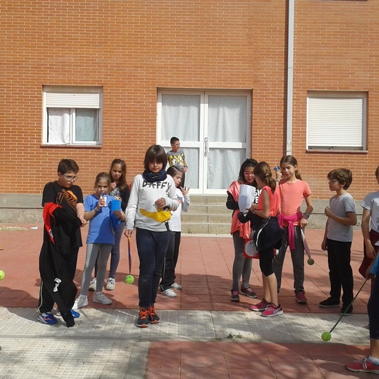  fabricamos pelotas voladoras y receptóbolos.Jugamos en el patio 7