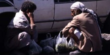 Dos hombres contemplando su compra de qat, Yemen