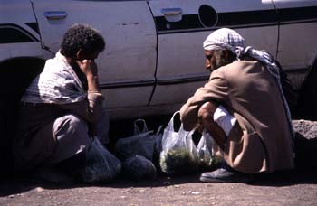 Dos hombres contemplando su compra de qat, Yemen