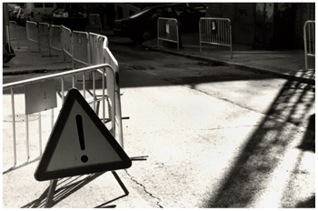 Fotografía artística de una señal de tráfico