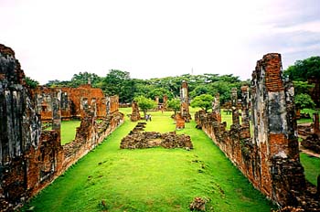 Vista semi-aérea de ruínas de Ayutthaya, Tailandia