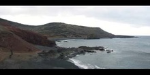 Playa con rocas volcánicas