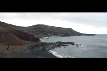 Playa con rocas volcánicas