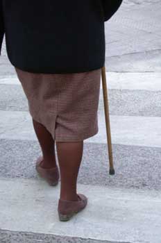 Anciana cruzando una calle