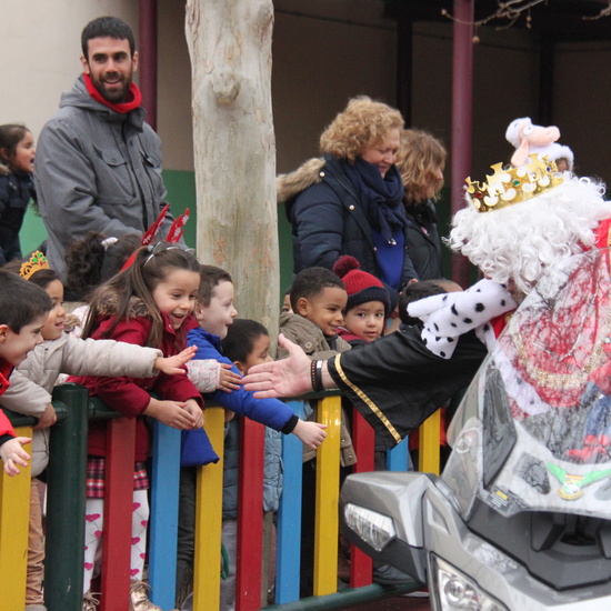 Visita de sus Majestades los Reyes Magos al colegio Luis Bello en moto 2018 17