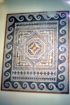Mosaico geométrico polícromo, Museo Arqueológico Provincial - Ba
