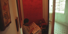 Hombre leyendo un periódico, favela de Sao Paulo, Brasil