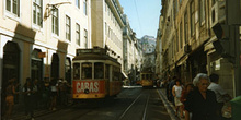 Tranvía 28 en la Baixa, Lisboa, Portugal