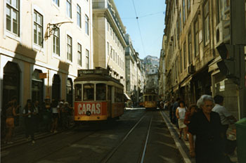 Tranvía 28 en la Baixa, Lisboa, Portugal
