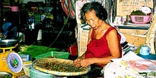 Mujer preparando comida, Tailandia