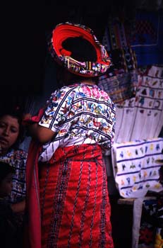Mujer con el traje tradicional en Santiago Atitlán, Guatemala