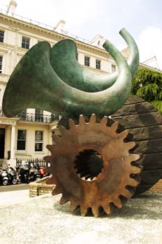 Escultura en French Institute, Londres