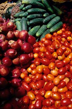 Hortalizas (pepinos, tomates) y frutas (manzanas)