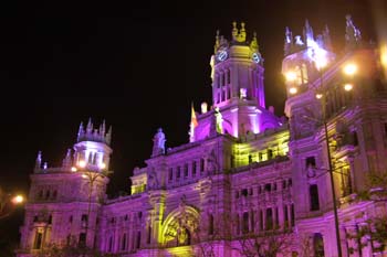 Iluminación del Palacio de Comunicaciones con motivo de la Boda