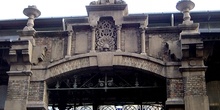 Puerta lateral del mercado central de Zaragoza