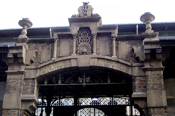 Puerta lateral del mercado central de Zaragoza