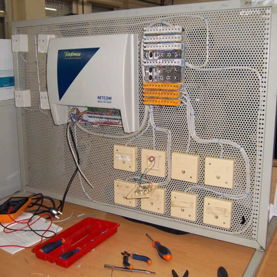 PABX Netcom 4/8 con repartidores Krone y rosetas telefónicas