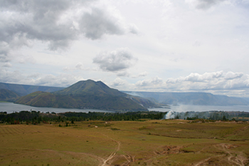 Vista del lago desde Danutoba, Lago Toba, Sumatra, Indonesia