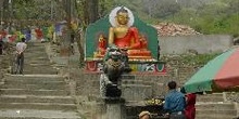 Subida al Templo de los Monos con estatua del Buda y dragones, K