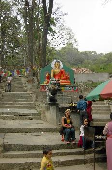 Subida al Templo de los Monos con estatua del Buda y dragones, K