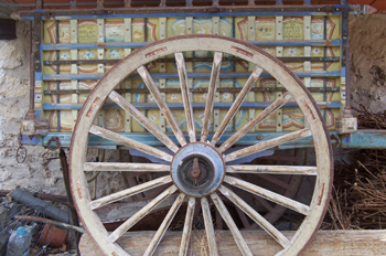 Carro pintado con motivos artísticos