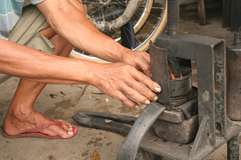 Arreglando un pinchazo, Jogyakarta, Indonesia