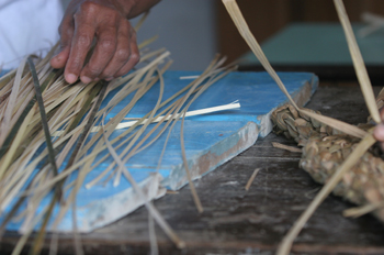 Manos de mujeres trabajando la paja, Quilombo, Sao Paulo, Brasil