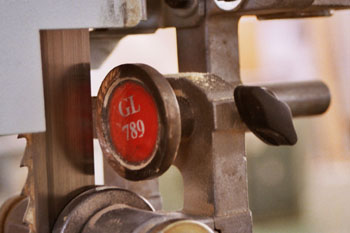 Guía de la sierra frontal y rueda de oposición