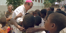Obispo con niños, Anchilo, Mozambique