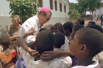 Obispo con niños, Anchilo, Mozambique