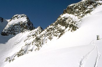 Quitando pieles de foca en esquís