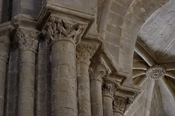 Capitel decorado con cara y seres demoníacos, Huesca