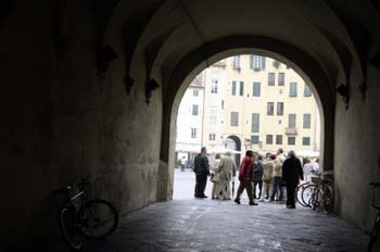 Entrada a la Plaza del Anfiteatro, Lucca