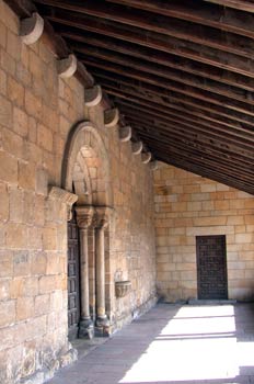 Pórtico de la Iglesia de Santa María de la Oliva, Villaviciosa,