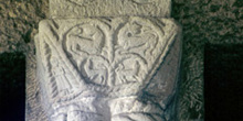 Capitel de arquería mural en la planta noble de Santa María de N