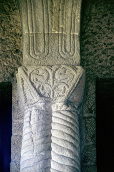 Capitel de arquería mural en la planta noble de Santa María de N