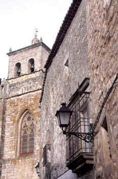 Calle y campanario Iglesia de Santa María la Mayor - Trujillo, C