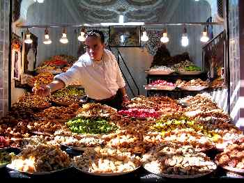 Puesto de frutos secos en un mercado, Marrakech, Marruecos