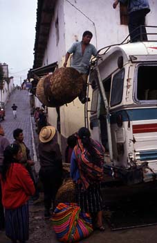 Descargando la mercancía en la estación de autobuses de Chichica