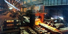 Vista de un tren de perfiles en una planta siderúrgica