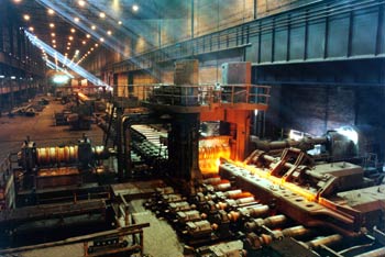 Vista de un tren de perfiles en una planta siderúrgica