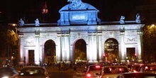 Iluminación de la Puerta de Alcalá con motivo de la Boda Real