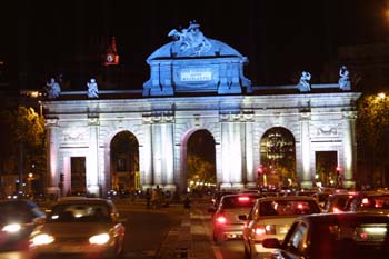 Iluminación de la Puerta de Alcalá con motivo de la Boda Real