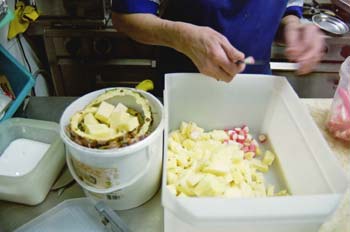 Cortando piña y palitos de cangrejo
