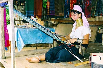 Mujer jirafa en telar, Mae Hon Song, Tailandia