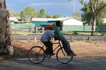 Niños aborígenes en Alice Springs, Australia